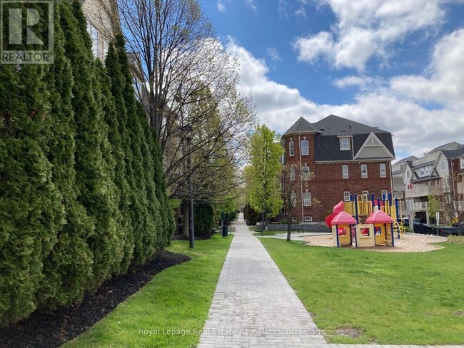 Photo - 730 Neighbourhood Cir