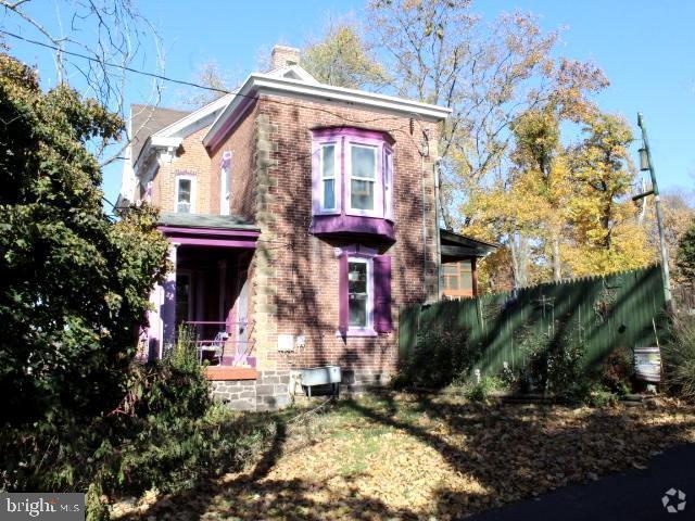 Building Photo - 1630 Salford St Rental