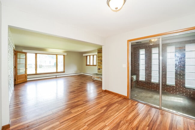 Photo - 150 E 272nd St