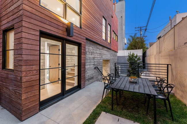 Building Photo - 1035 1/2 N Vista St Rental