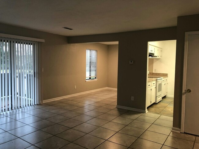Building Photo - 3017 Oak Hammock Ln Unit A