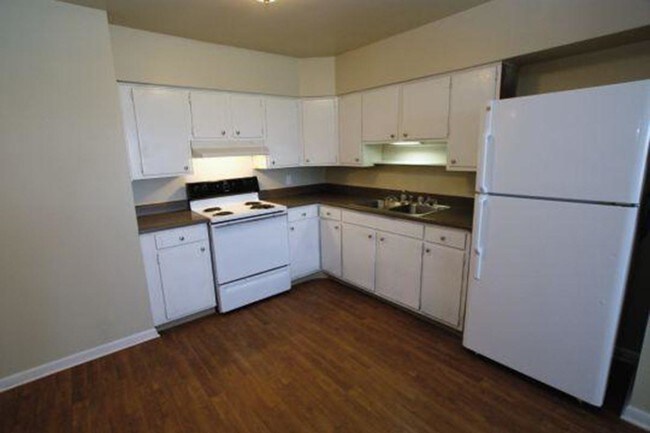 LARGE KITCHEN AT LENORE GARDEN