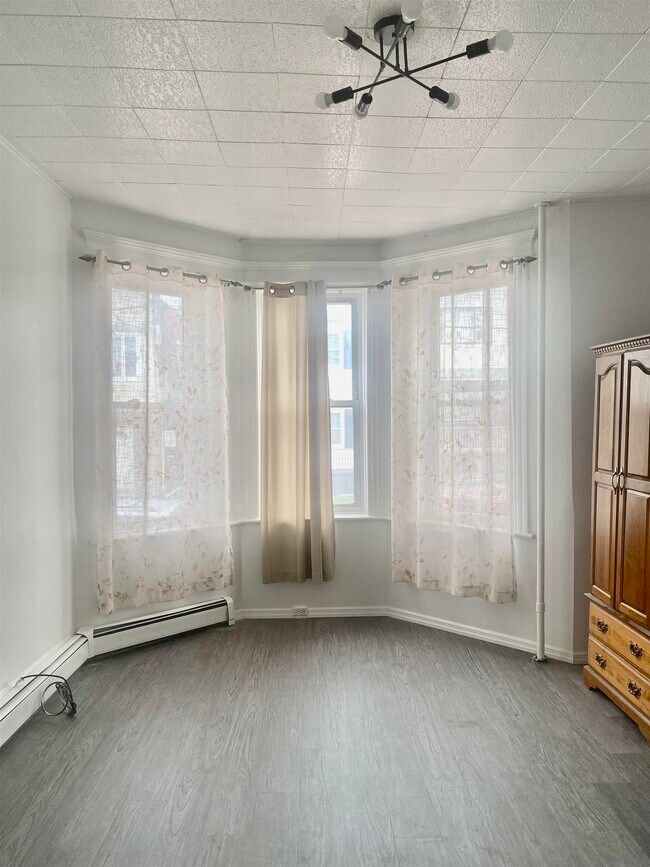 Photo - 122 W 20th St