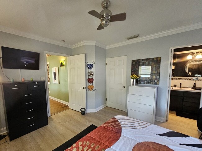 Photo - Luxury Private Suite in Allendale – Furnished & All-Inclusive Unidad Private Room for Rent