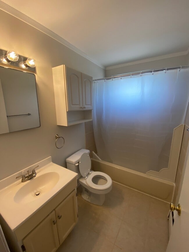 Full Bath - 335 E Lancaster Ave Unit # D-22