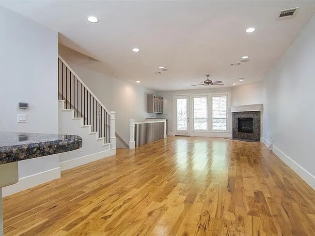 Building Photo - 2606 Shelby Ave Unit 303