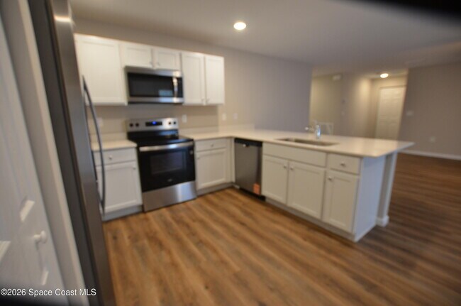 Photo - 350 Dolphin St SE