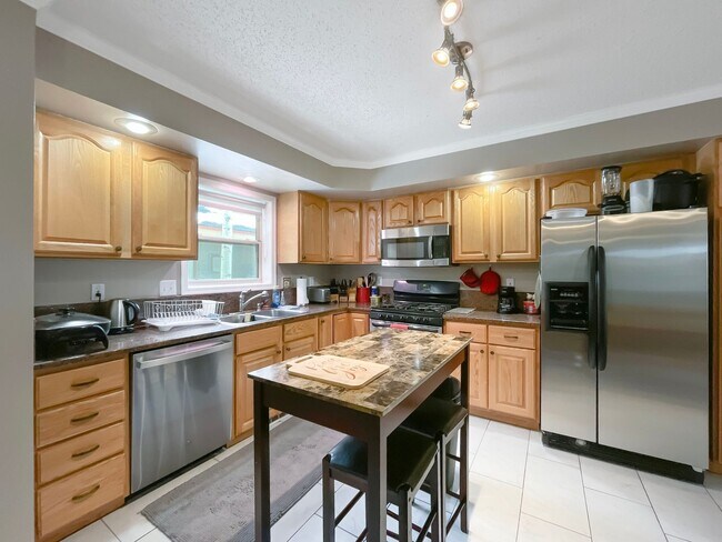 Photo - On Bus Route! 2bed/2.5 Bath, Sunny Town House!