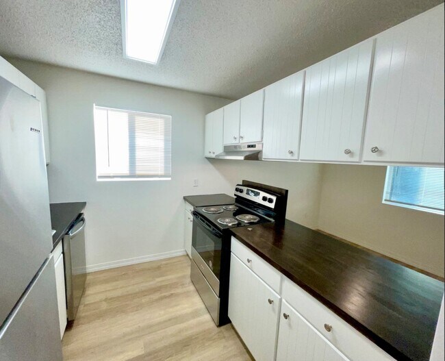 Building Photo - DESIRABLE MILLWOOD NEIGHBORHOOD ON TREE LINED STREET Unit 8921