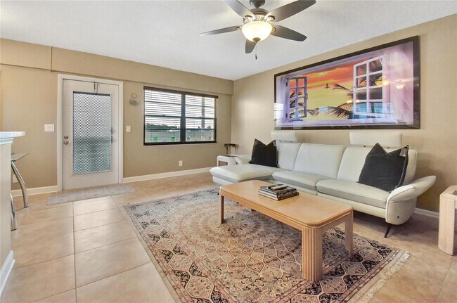 Photo - 33 Fanshaw A Unit 33