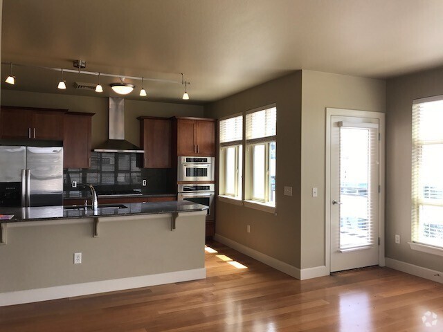 Building Photo - Incredible 5th Floor Condo ~ City Side Lofts