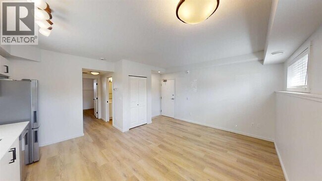 Photo - 10101-10105 105 Ave