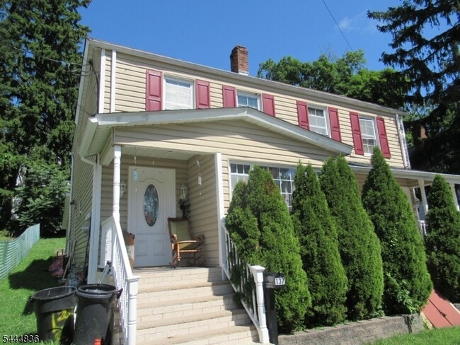 Building Photo - 137 Thompson Ave
