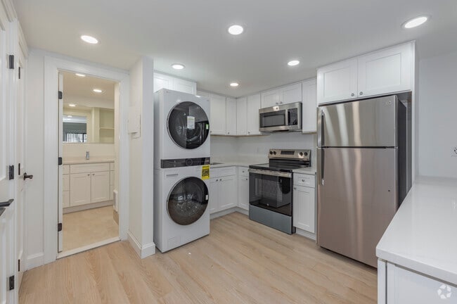 Studio - 513SF - Kitchen - Putnam Green