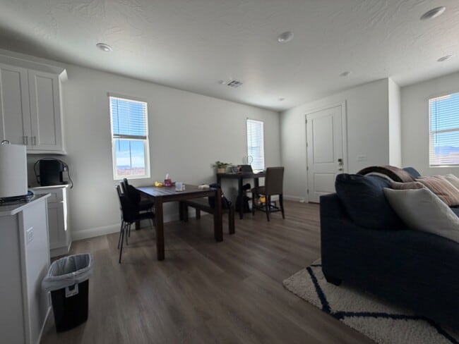 Photo - 487 W Carnation Ct