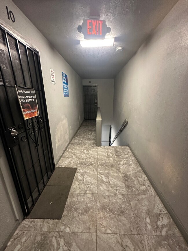 Building Photo - 2419 Pannell St Unit 13