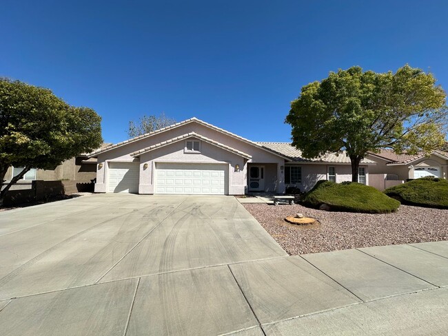 Building Photo - Beautiful 3 Bed / 2 Bath Home Backing to Cerbat Cliffs Golf Course!
