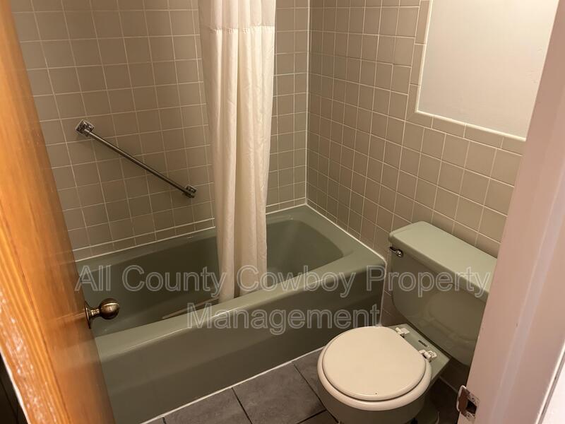 Photo - 960 N 3rd St Unidad #27