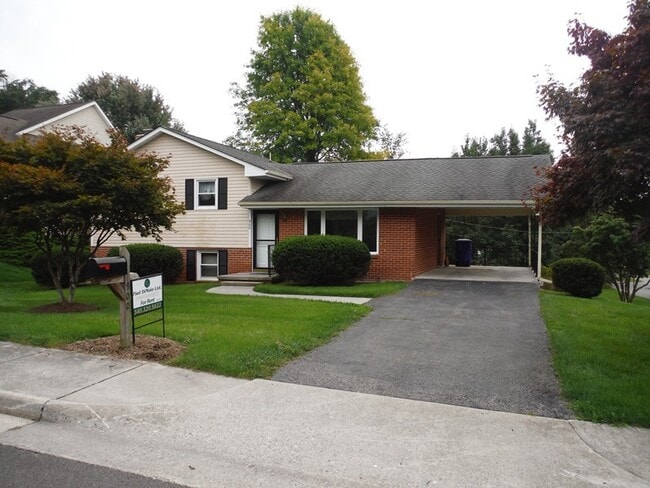 Building Photo - Blacksburg, 3 BR / 2 BA, Available Feb 1st