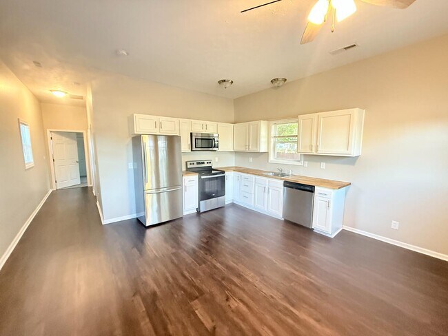 Photo - 417 E 18th St