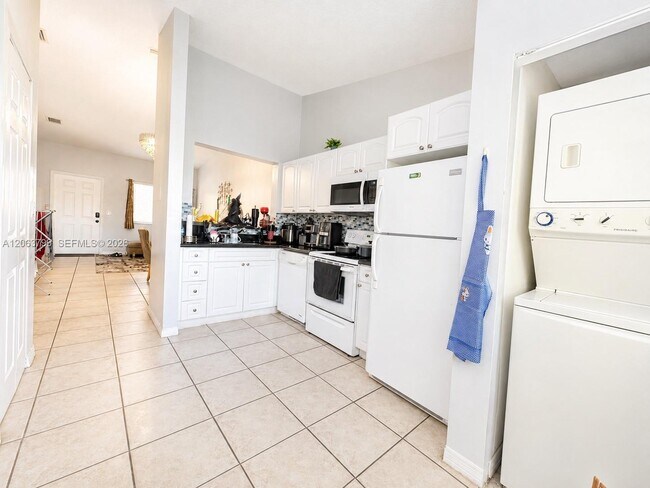 7830 NW 6th St Unit 204
