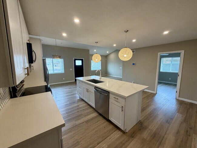 Photo - 2029 W Adams St