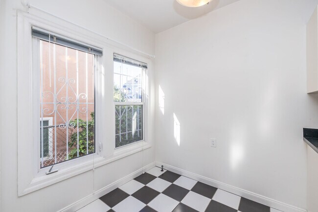 Photo - 421 Van Dyke