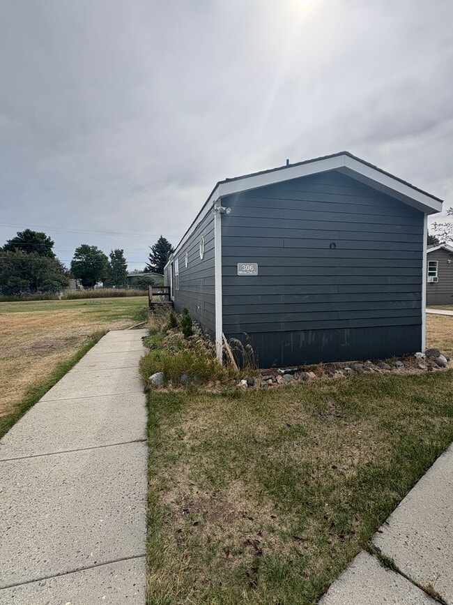 Building Photo - 306 White Oak Dr