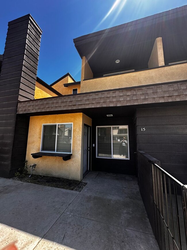 Building Photo - 3 Bedroom 1.5 Bathroom Condominium For Rent