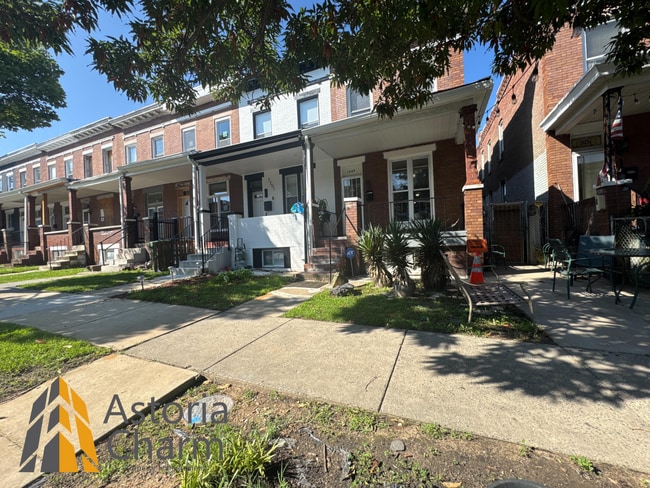 Building Photo - Comfortable 3-Bedroom with Hardwood Floors... Rental