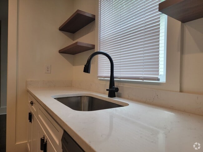 Building Photo - Live Stylishly in History — Professionally... Rental