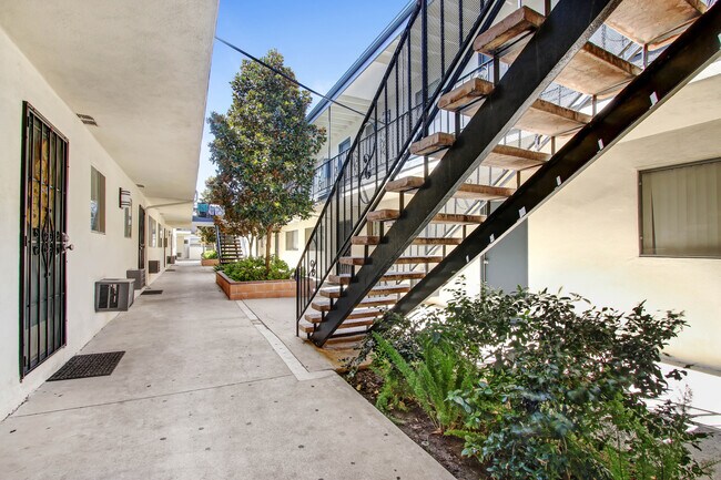 Photo - 6219 Reseda Blvd Unidad 19