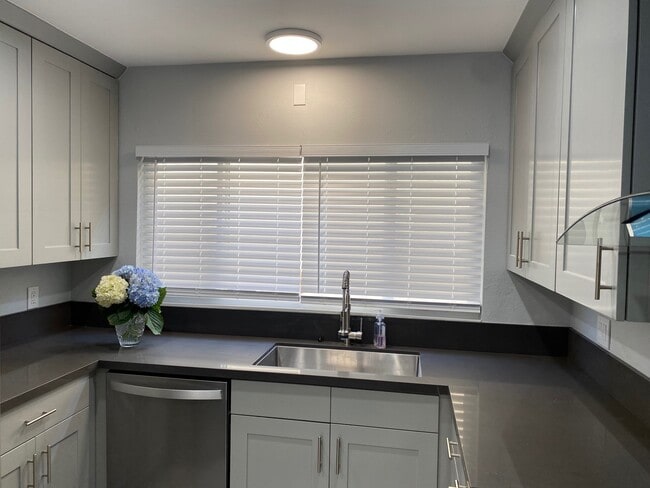 Kitchen - 1707 Barry Ave Unit 1705