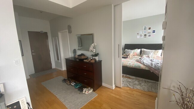 Entrée et chambre principale - 180 York St Unité 801