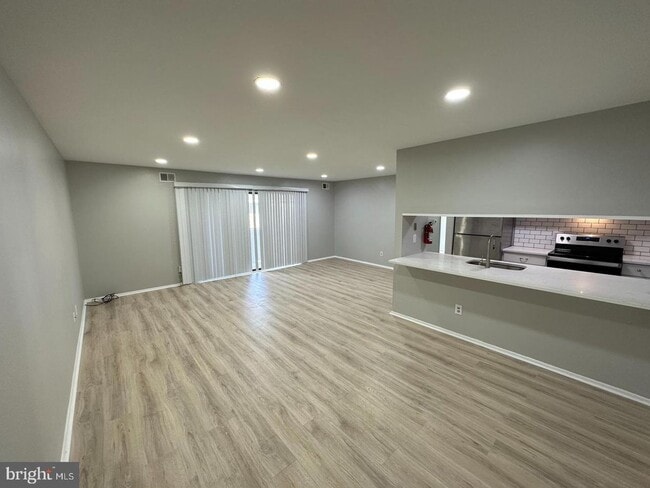 Building Photo - 1704 The Woods Unit 1704 Rental
