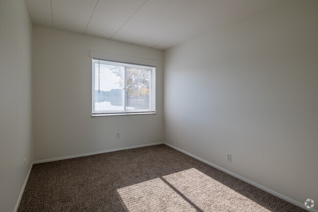 1BD, 1BA - 630SF - RENOVATED - Wyoga Place Apartments