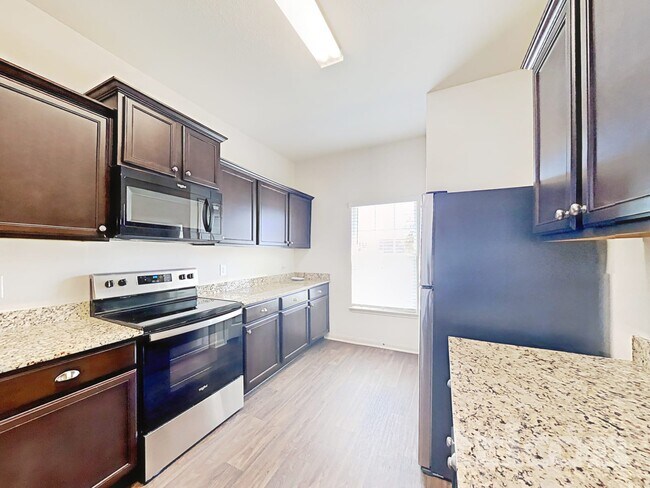 Photo - 524 Yearwood Ln
