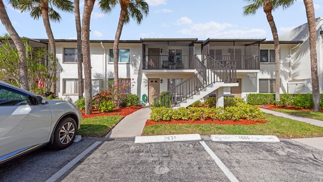 Building Photo - 5 miles from 5th Avenue and Downtown Naples! Rental