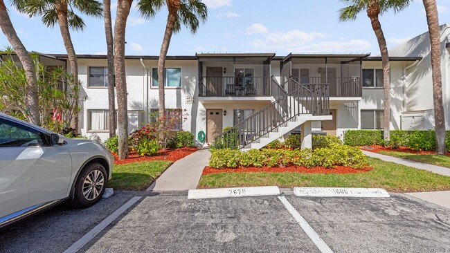 5 miles from 5th Avenue and Downtown Naples! - 5 miles from 5th Avenue and Downtown Naples! Townhome