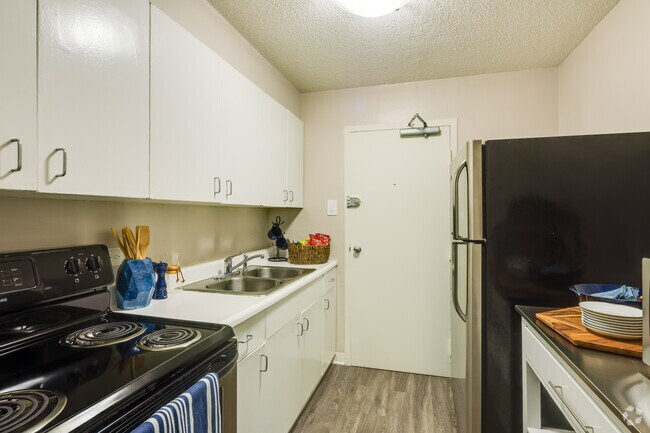 2BR, 1BA - 735SF