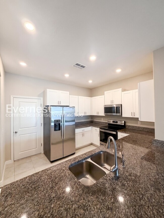 946 Royal Empress Dr