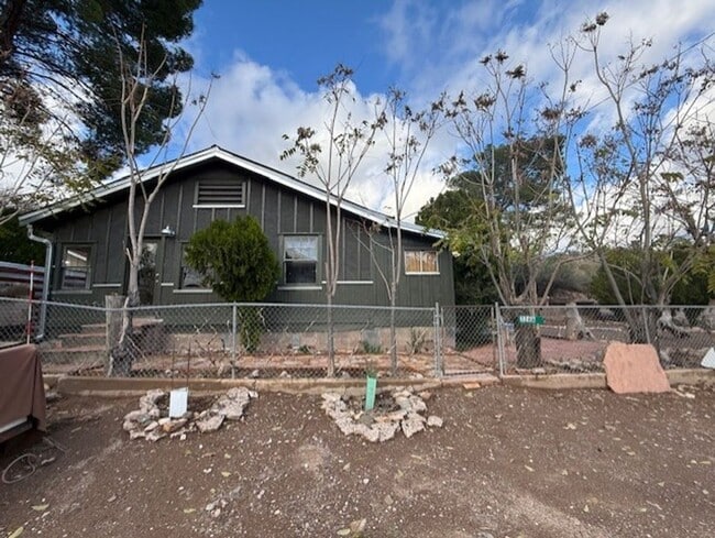 Building Photo - 326 Kindra Heights Rd Unit Big