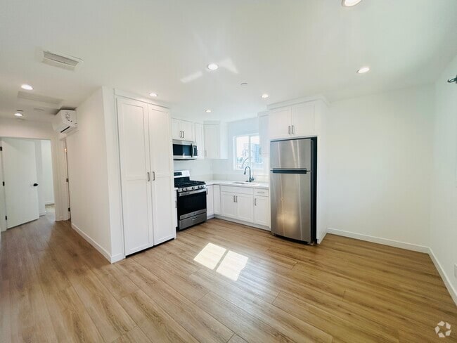 Building Photo - 10914 Columbus Ave Unit 4 Rental