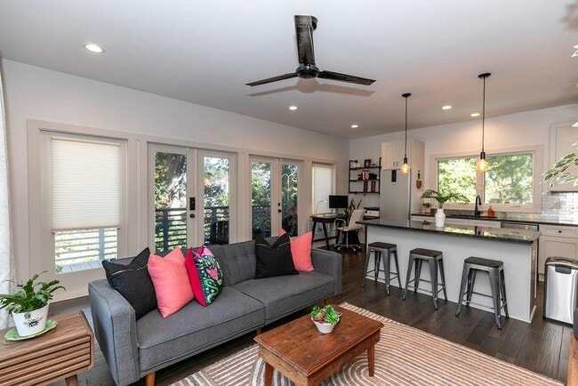 Photo - 1084 Sanders Ave SE Unit B