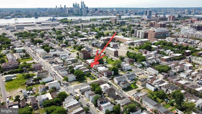 Building Photo - 565 Line St