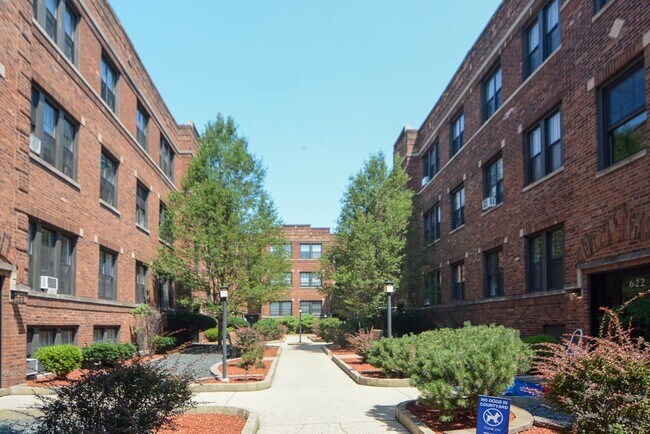 Photo - 629 W Cornelia Ave Unidad S4 Rental