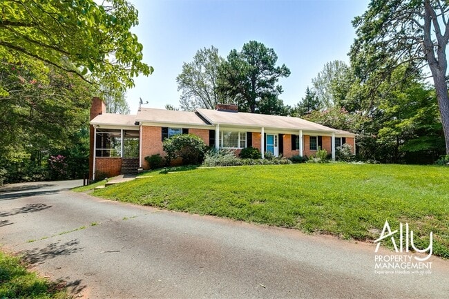 102 Lancaster Ct