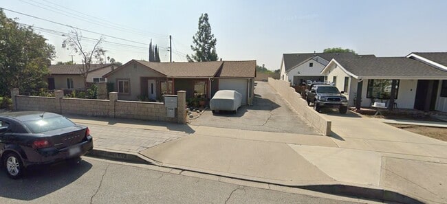 Photo - 644 W 3rd St