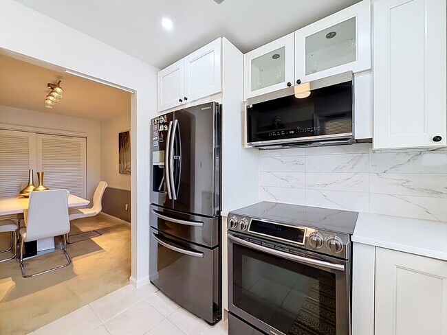 Photo - 2121 NE 68th St Unidad APT 109