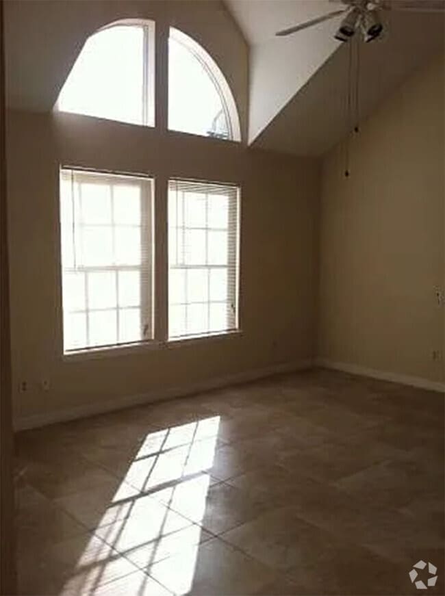 Building Photo - 6184 Westgate Dr Unit 201 Rental